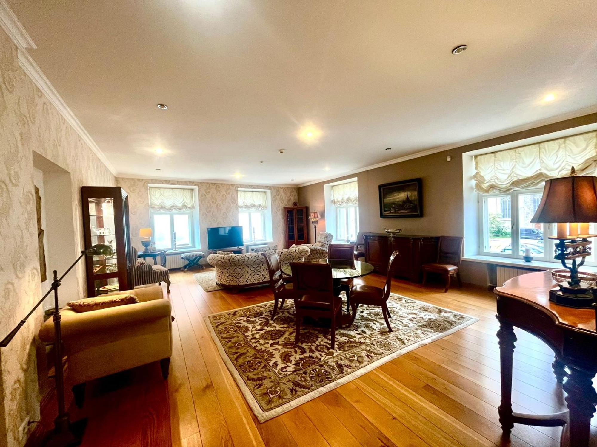 Apartment Old Town Spacious 112m2 And Quiet Luxury